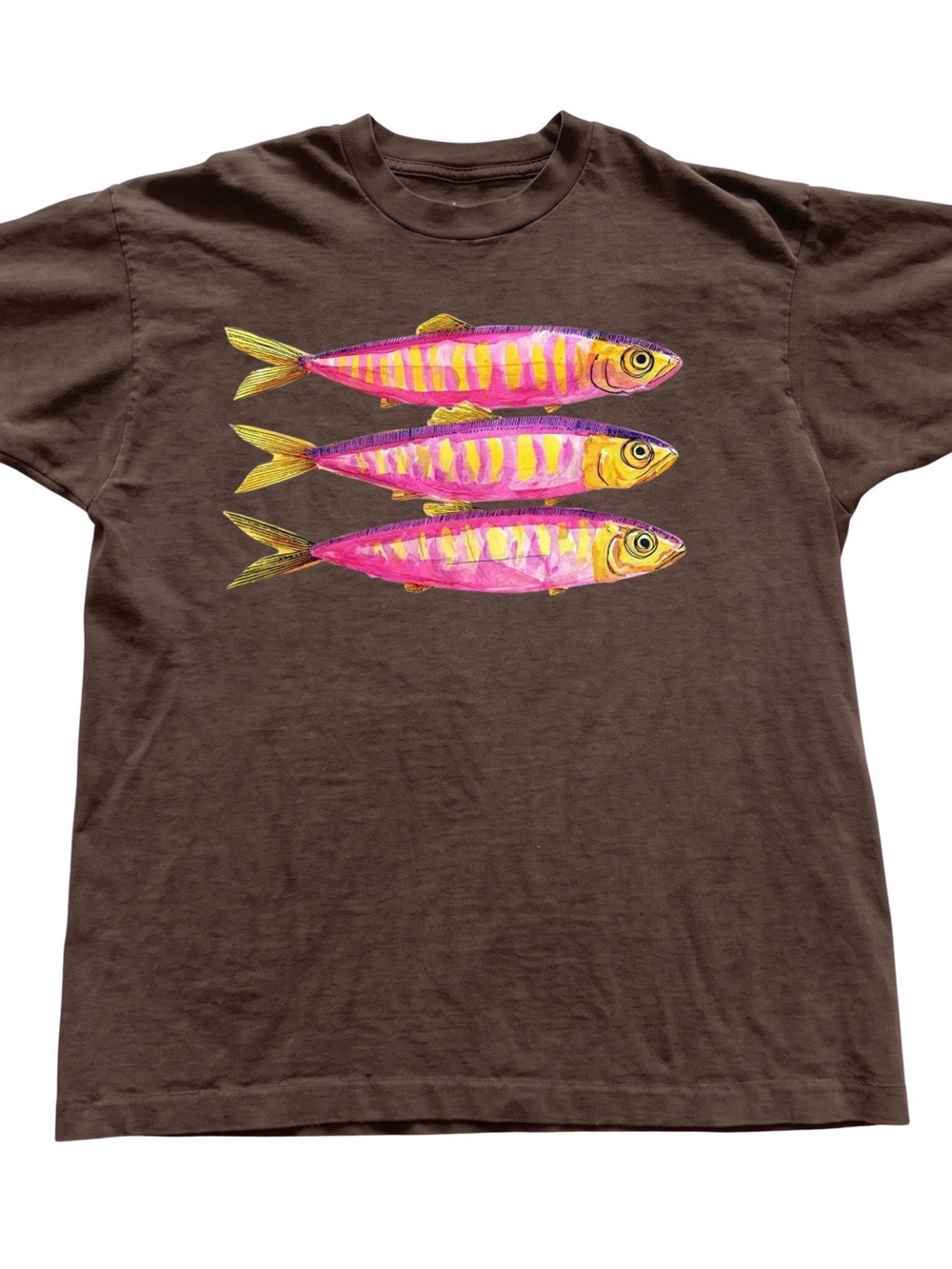Gildan Brown Graphic Tee with Pink & Yellow Fish Design